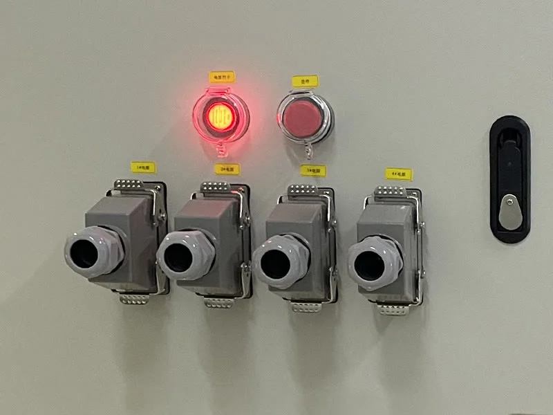Detachable monitored connector for a construction-site distribution project